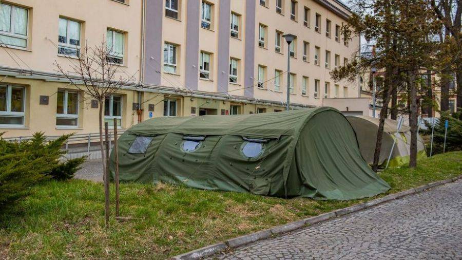 TVP 3 ŁÓDŹ - PRZED SZPITALEM IM. JONSCHERA W ŁODZI ROZSTAWIONO NAMIOTY