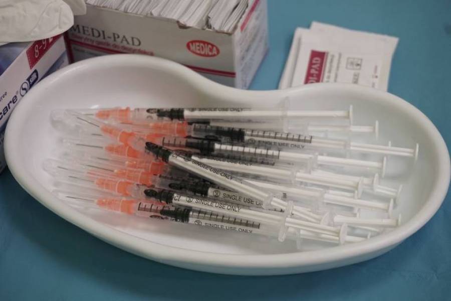 W SZPITALU JONSCHERA W ŁODZI STAWIŁY SIĘ TŁUMY CHĘTNYCH DO SZCZEPIENIA NA COVID-19